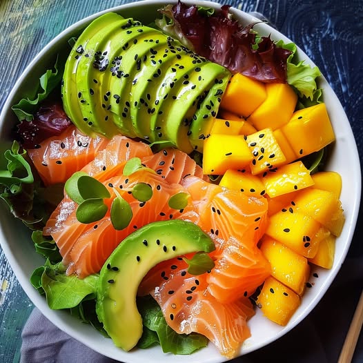 Zalmbowl met avocado