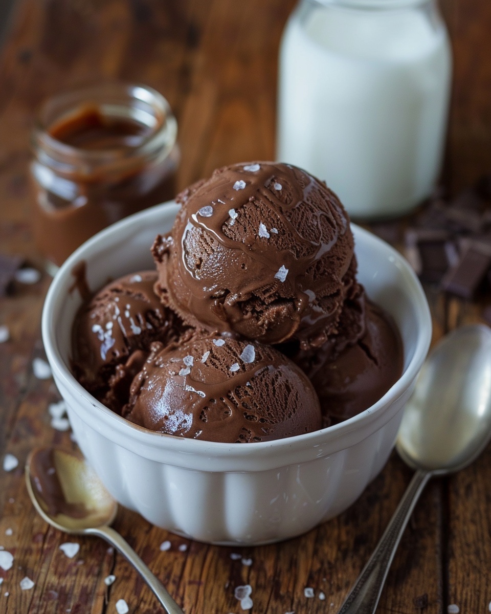 Chocolade-ijs met zeezout en karamel swirl